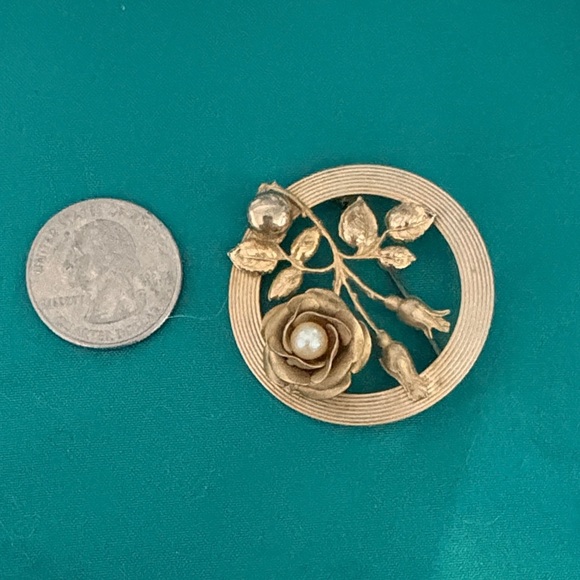 Vintage Gold Floral Brooch with a Pearl - Picture 4 of 4